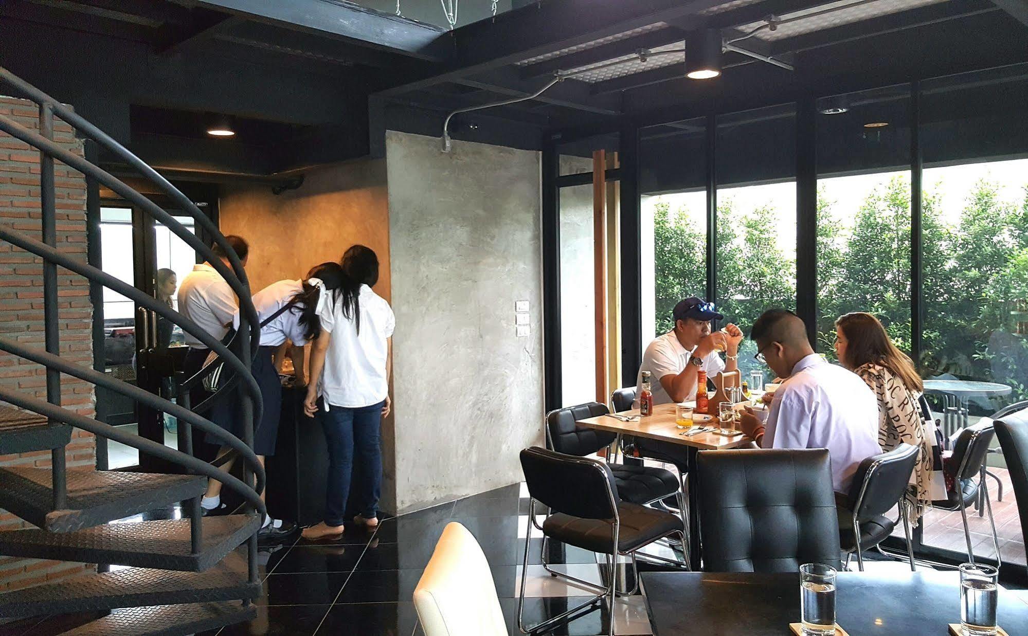 The Logbook Room And Cafe' Chonburi Ngoại thất bức ảnh
